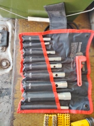Herramientas varias: llave, brocas, etc.