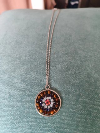 Collar plateado con mandala de piedrecitas