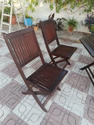 Mesa de madera de jardín con 4 sillas plegables