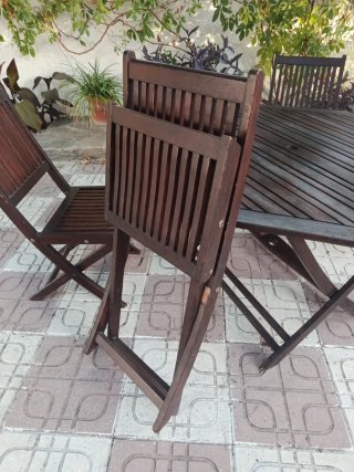 Mesa de madera de jardín con 4 sillas plegables