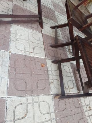 Mesa de madera de jardín con 4 sillas plegables