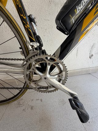 Bicicleta de carretera amarilla y negra Marca BH