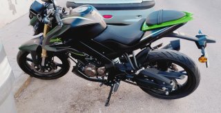 Moto Naked Negra y Verde
