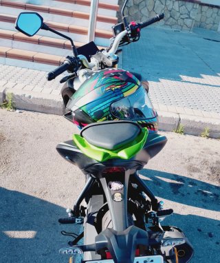 Moto Naked Negra y Verde