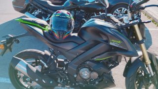 Moto Naked Negra y Verde