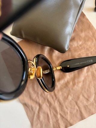 Gafas de sol Loewe negras y doradas
