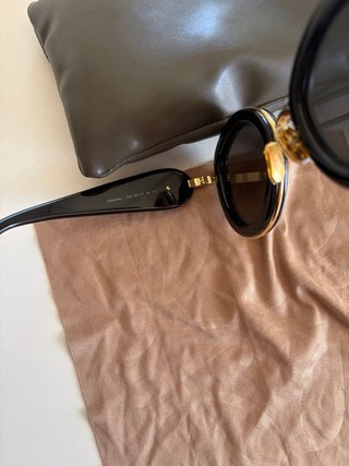 Gafas de sol Loewe negras y doradas