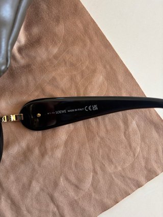 Gafas de sol Loewe negras y doradas