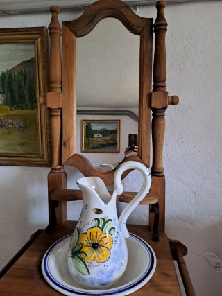 Lavabo antiguo madera, forja y cerámica.