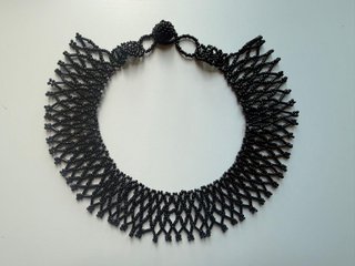 Gargantilla negra de cuentas estilo red