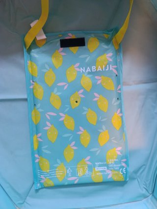Piscina infantil con estampado de limones