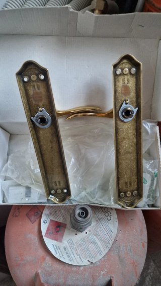 Manetas doradas para puerta interior