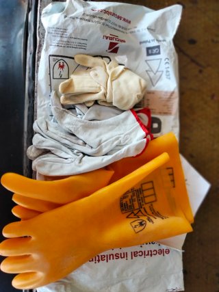 Guantes aislantes eléctricos y herramientas