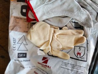 Guantes aislantes eléctricos y herramientas