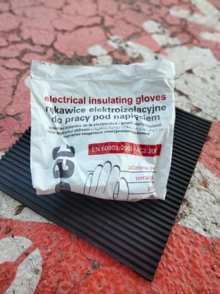Guantes aislantes eléctricos y herramientas