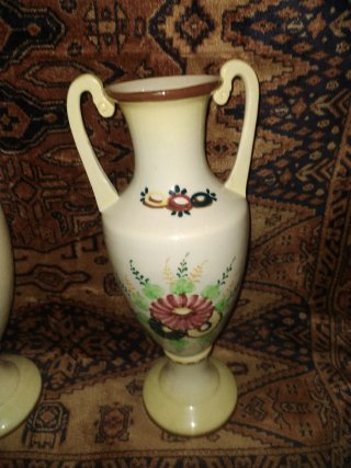 Coppia di antichi vasi decorati