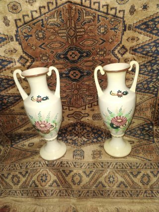 Coppia di antichi vasi decorati