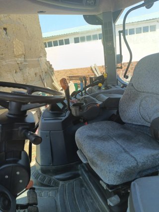 New Holland T7040