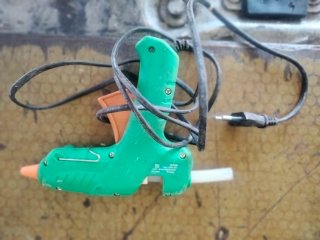 Varias herramientas con Pistola de Silicona Verde
