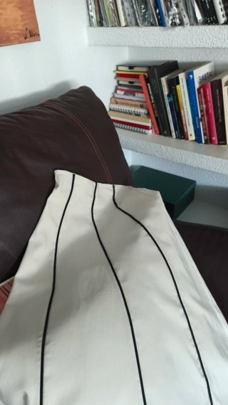 Falda midi blanca con detalles negros