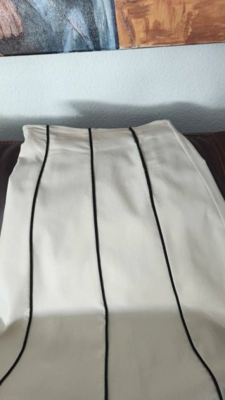 Falda midi blanca con detalles negros