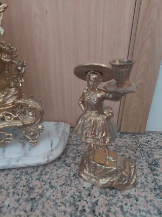 Reloj y candelabros de bronce