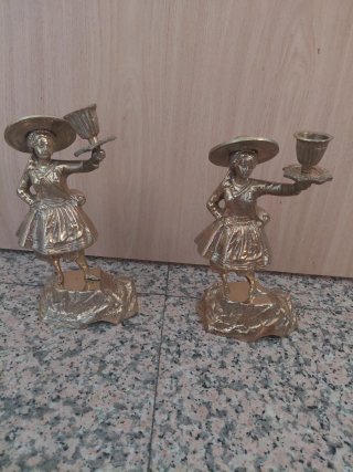 Reloj y candelabros de bronce
