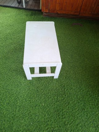Mesa baja de madera blanca