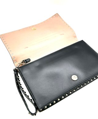 Bolso Clutch Valentino Negro con Tachuelas Doradas