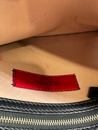 Bolso Clutch Valentino Negro con Tachuelas Doradas