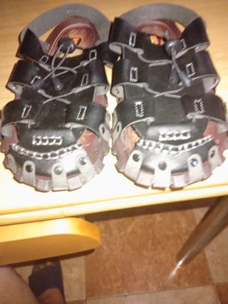 Sandalias romanas verano negras.