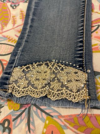 Pantalón vaquero pitillo con encaje