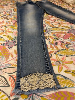 Pantalón vaquero pitillo con encaje