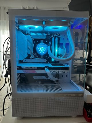 PC Gaming Gigabyte RTX Azul y Blanco