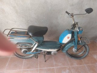 Ciclomotor antiguo azul