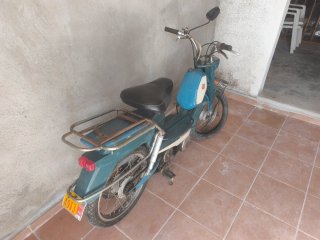 Ciclomotor antiguo azul