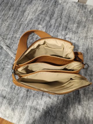 Bolso de mujer con calavera y tachuelas