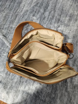 Bolso de mujer con calavera y tachuelas