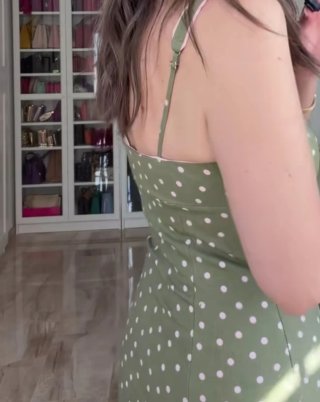 Vestido verde con lunares rosas