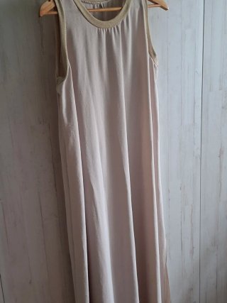 Vestido largo crema con abertura