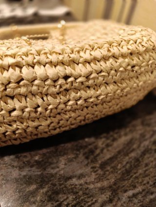 Bolso clutch de rafia beige con cadena dorada