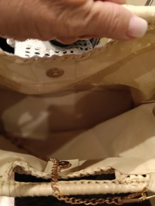 Bolso clutch de rafia beige con cadena dorada