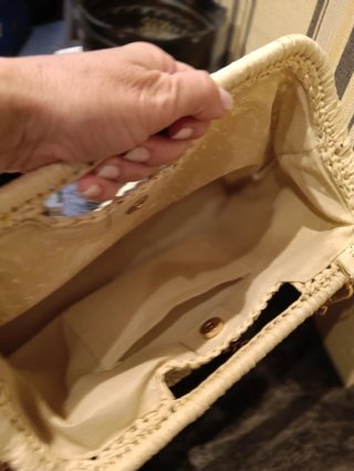 Bolso clutch de rafia beige con cadena dorada