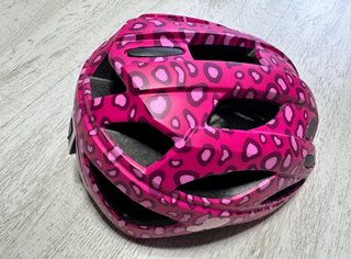 Casco infantil ajustable con luces
