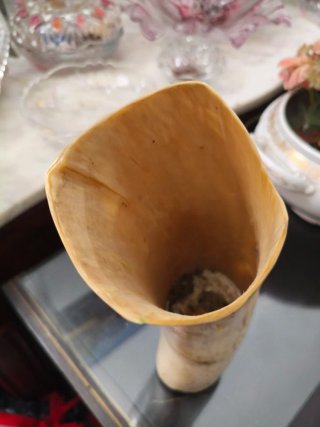 Antigüedad tallada a mano con ave