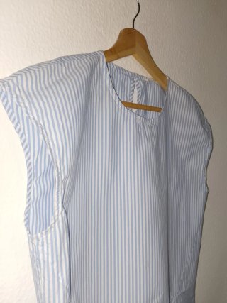 Blusa de rayas azul y blanco