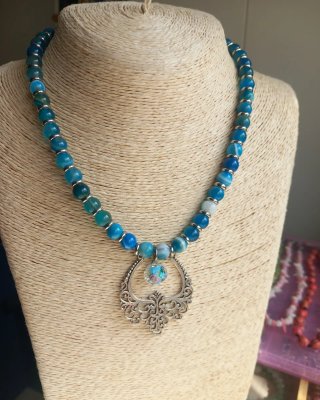 Collar de agwtas azules y colgante de zamak