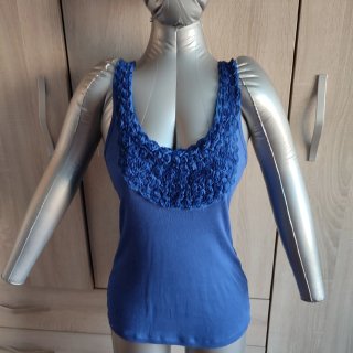 Camiseta tirantes azul con rosas Talla M