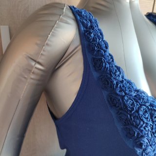 Camiseta tirantes azul con rosas Talla M