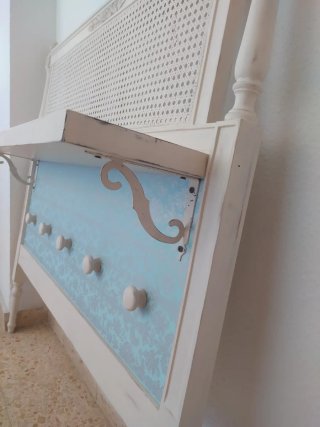 Zaguán restaurado blanco y azul